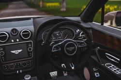 LOL赛事-后防线上的灯塔，当争冠之夜硝烟弥漫，斯通斯以沉默的坚毅定义冠军之心