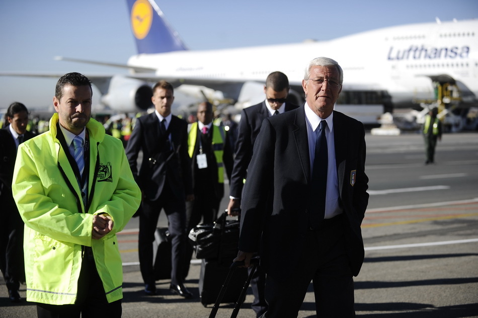 南非金牌得主归来,誓言卫冕冠军 南非金牌得主归来,誓言卫冕冠军