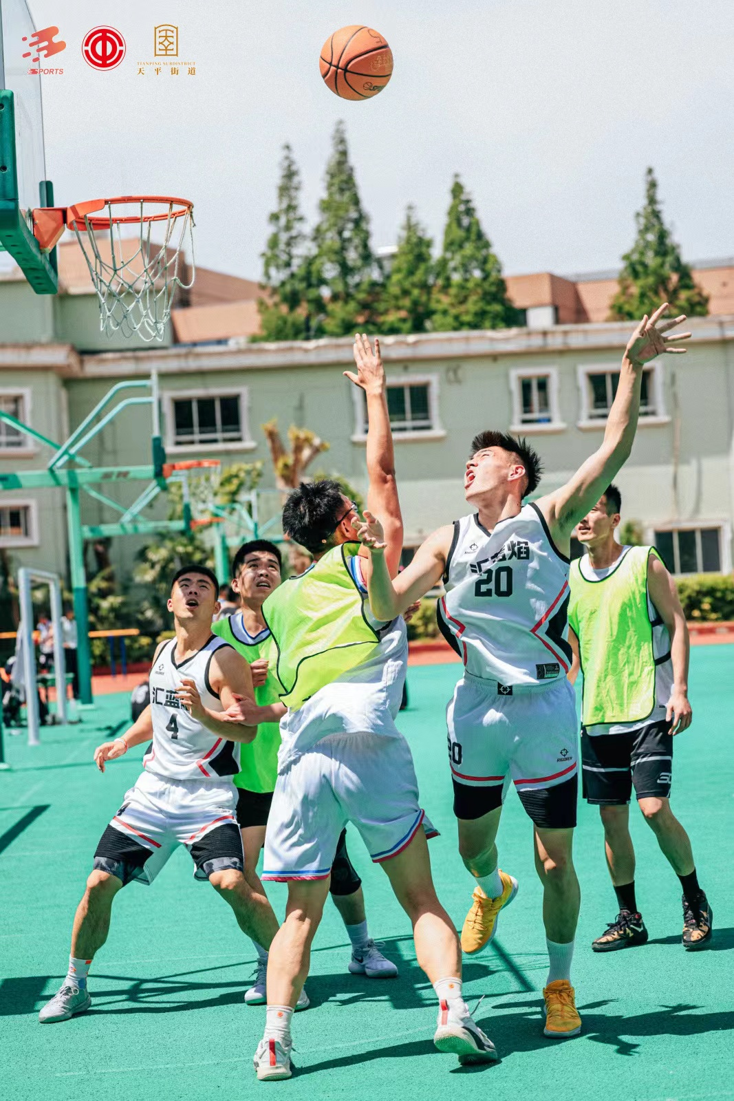 精彩的篮球对决让球迷沉浸其中 精彩的篮球对决让球迷沉浸其中