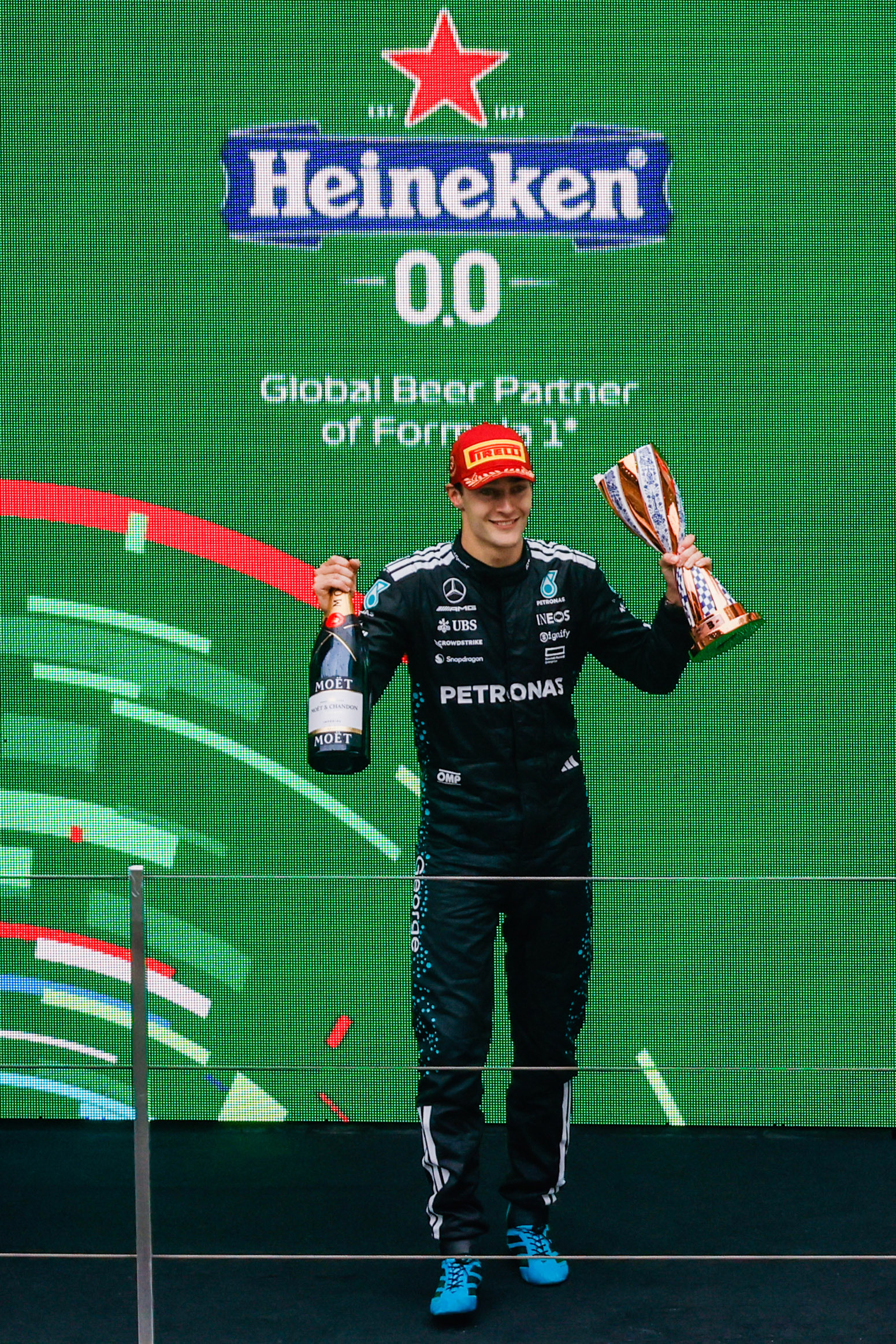 包含梅赛德斯力克雷诺车队，拉塞尔点燃赛场的词条