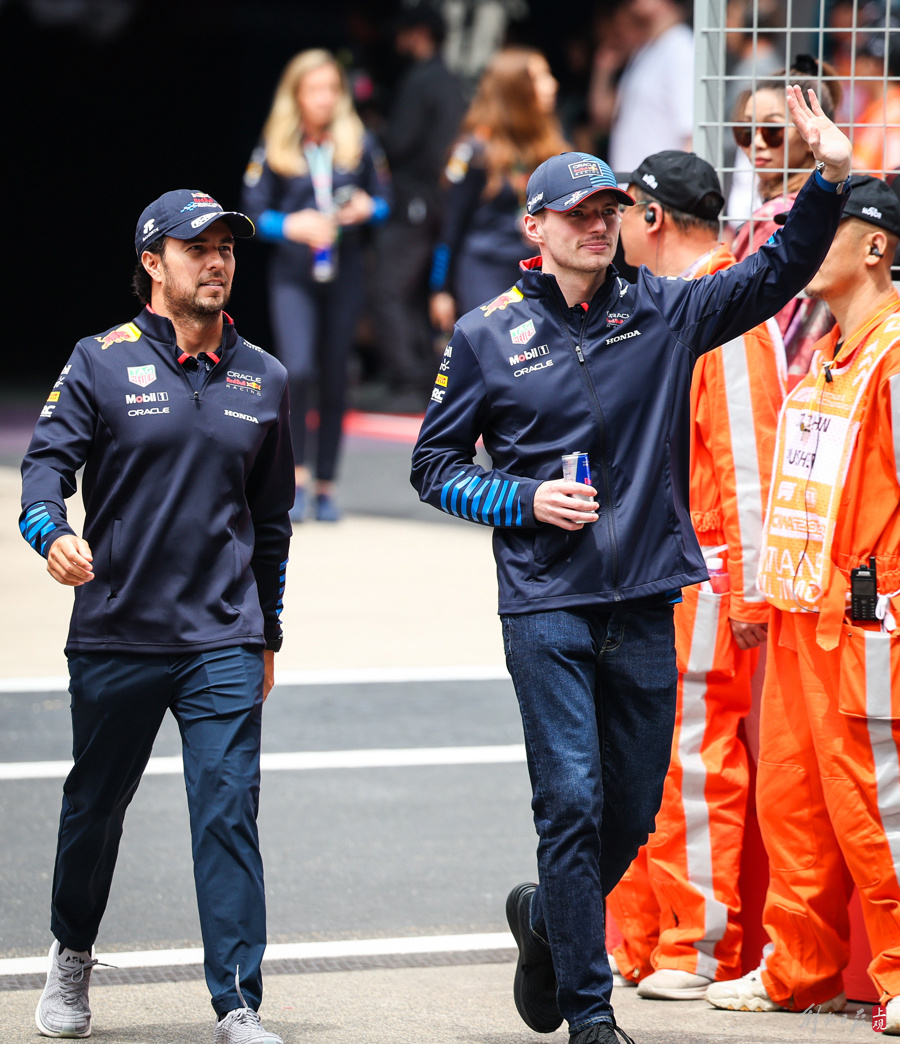 红牛二队绝杀迈凯伦，周冠宇扛起全队