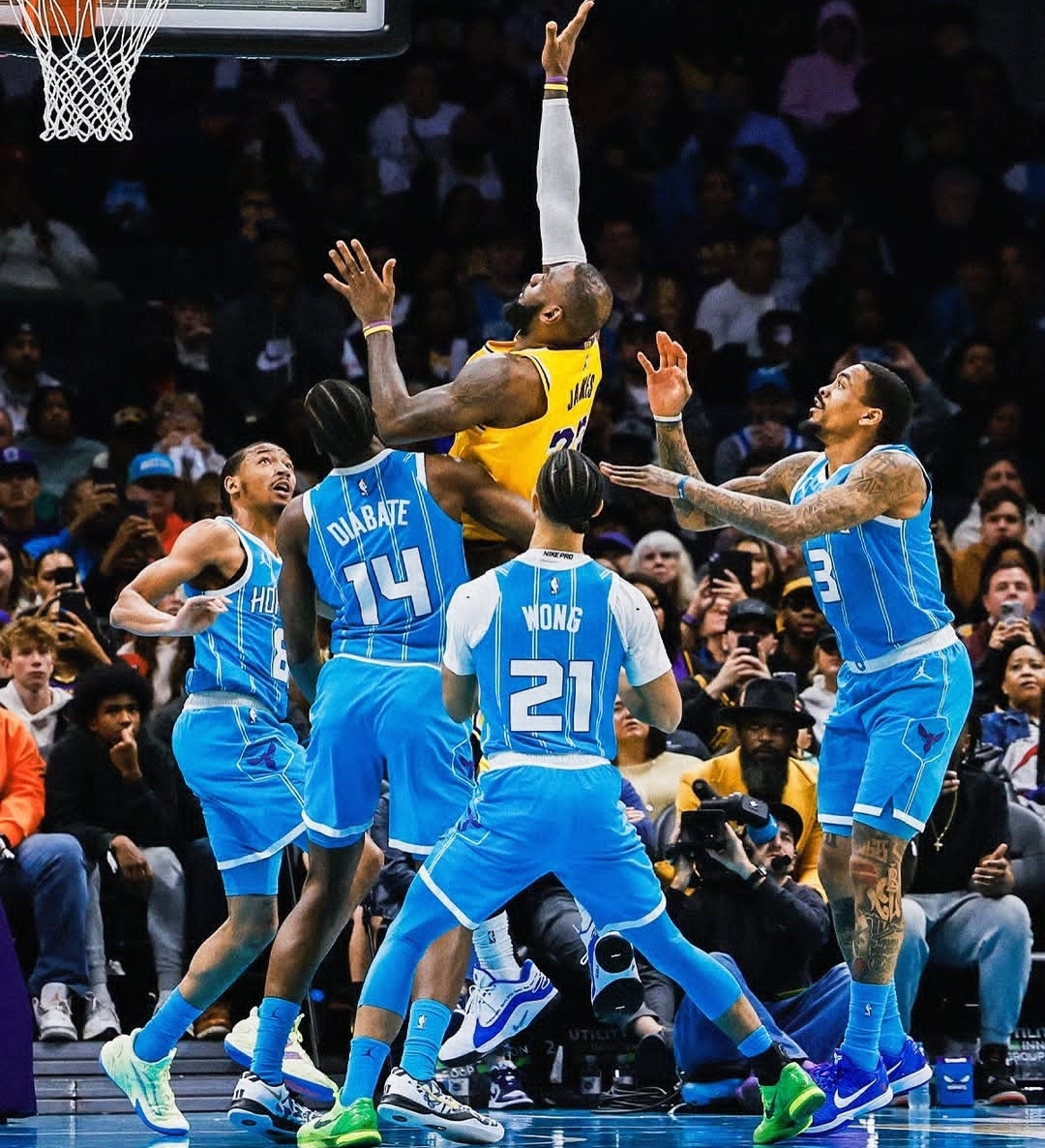 勇士碾压湖人,詹姆斯扛起全队 勇士碾压湖人,詹姆斯扛起全队