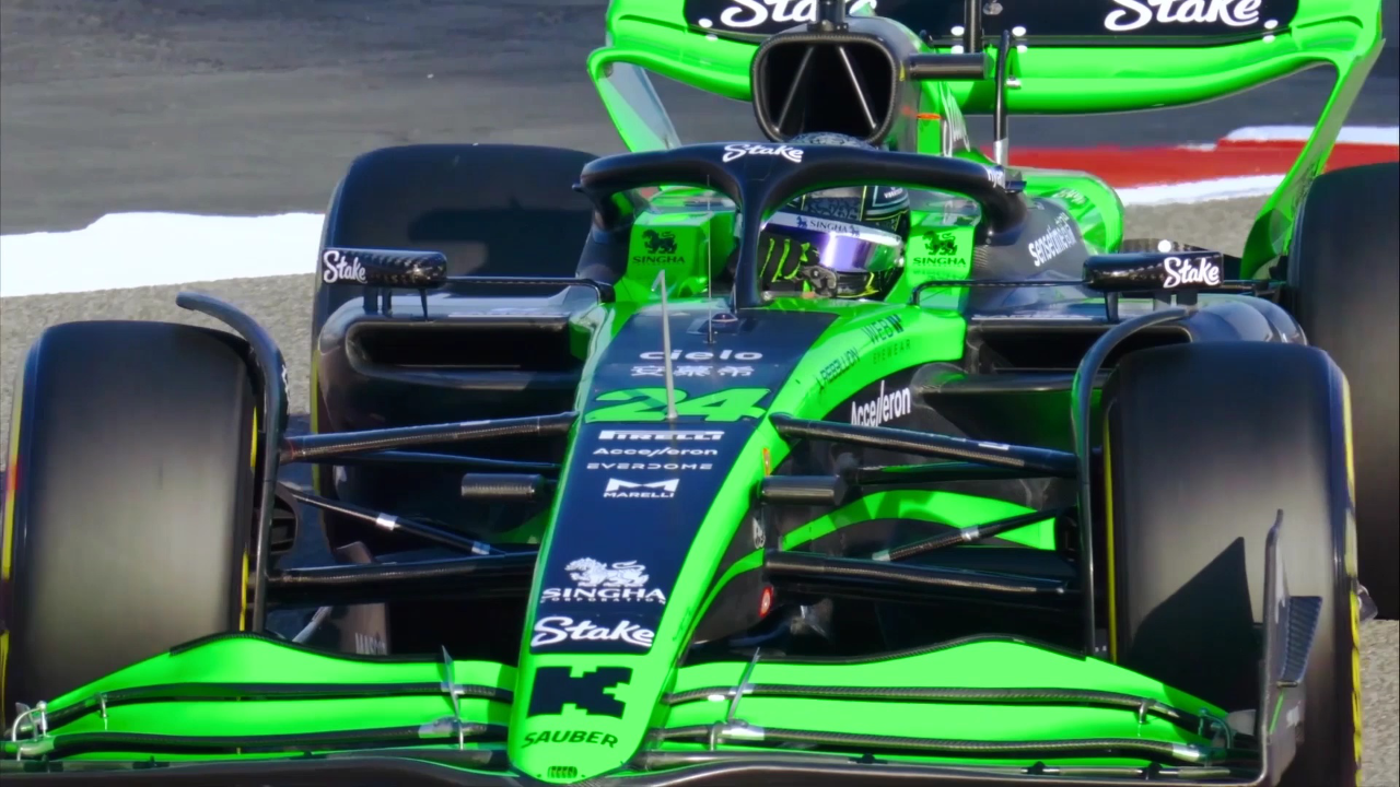 阿斯顿马丁鏖战红牛二队，周冠宇刷新纪录