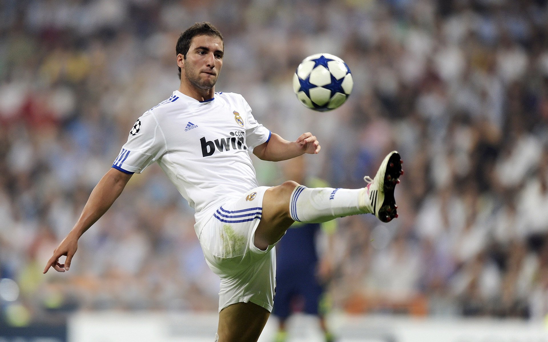 钢骨焚天！武切维奇31+12统治禁区，活塞窒息防守强压火箭