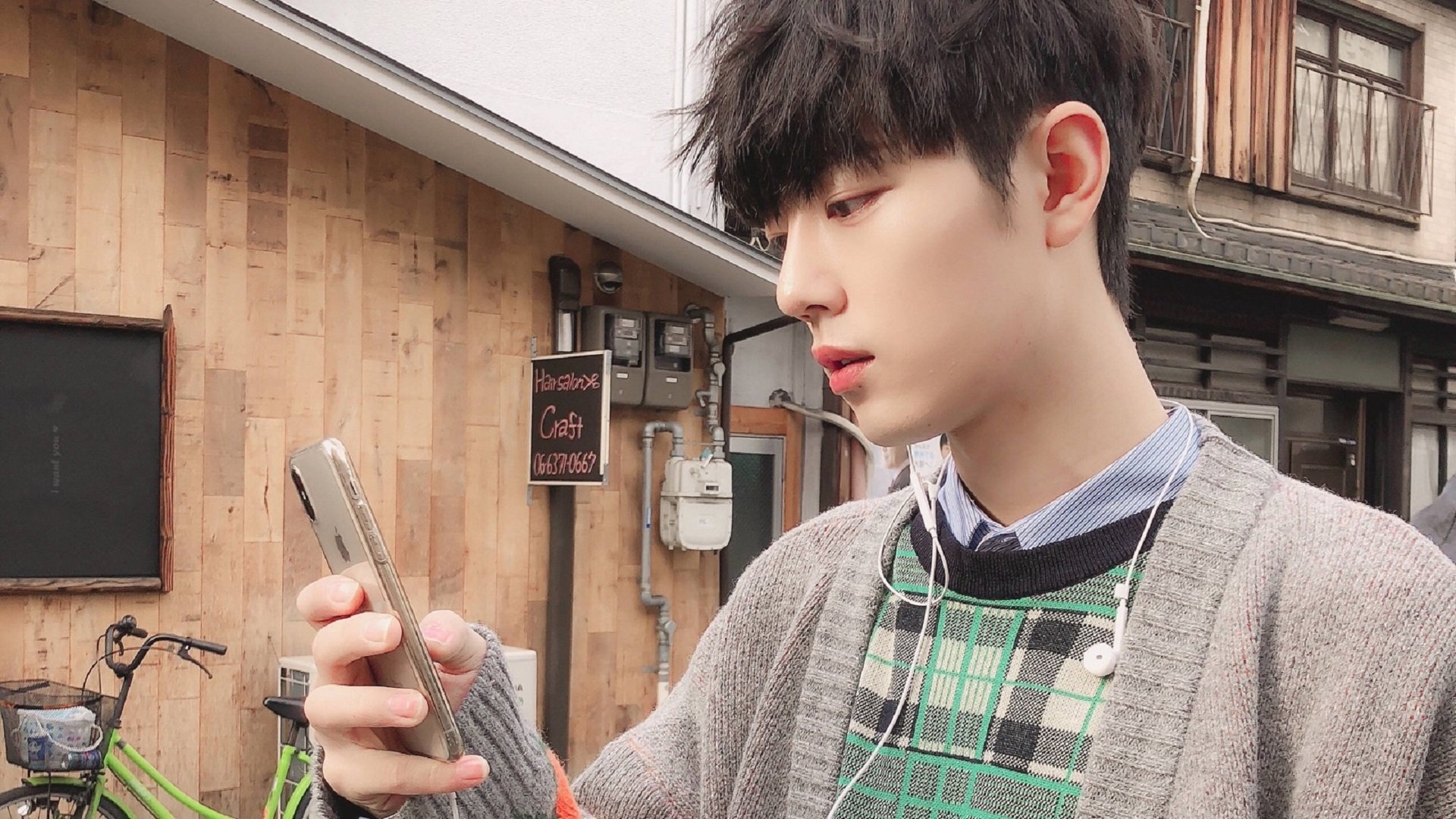 引擎轰鸣时，班凯罗在街道中央超车